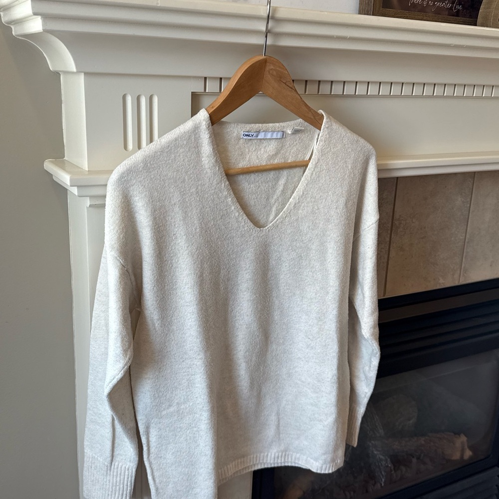 Women's Cream v-neck Sweater